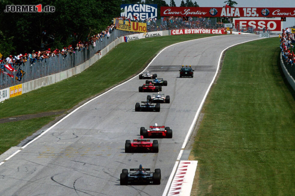 Foto zur News: Das Feld hinter dem Safety-Car beim Formel-1-Rennen in Imola 1994