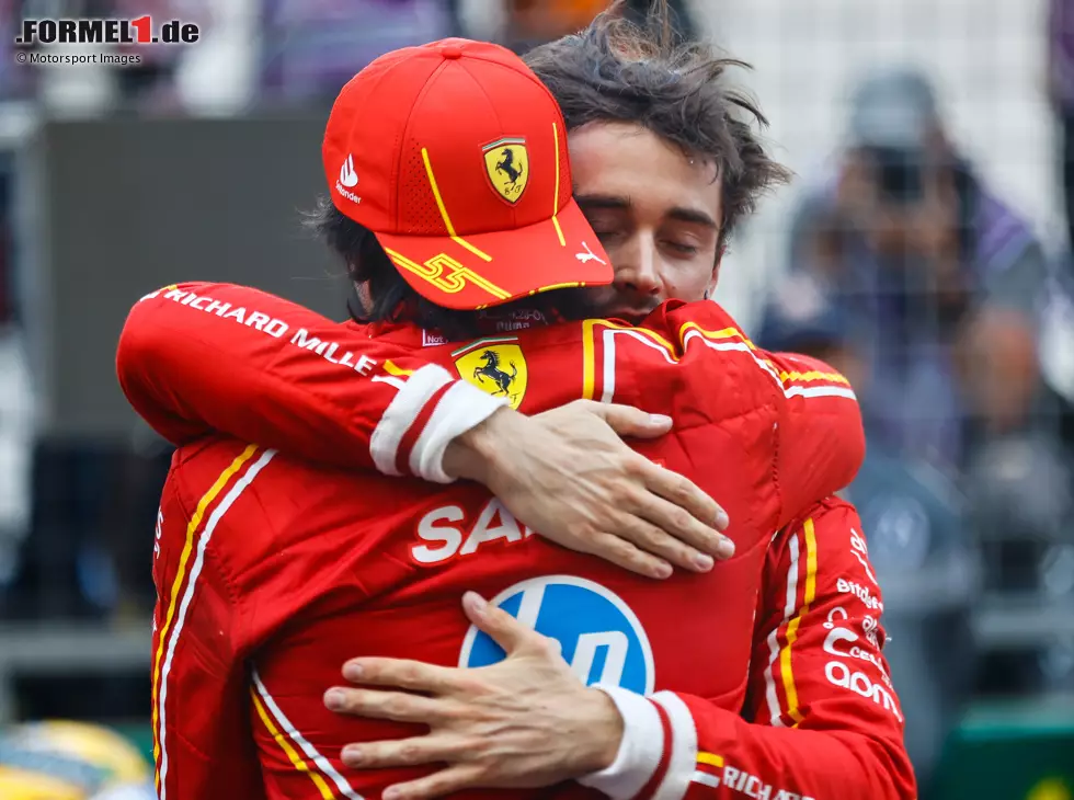 Foto zur News: Carlos Sainz und Charles Leclerc (Ferrari) feiern nach dem Formel-1-Rennen in Monaco 2024