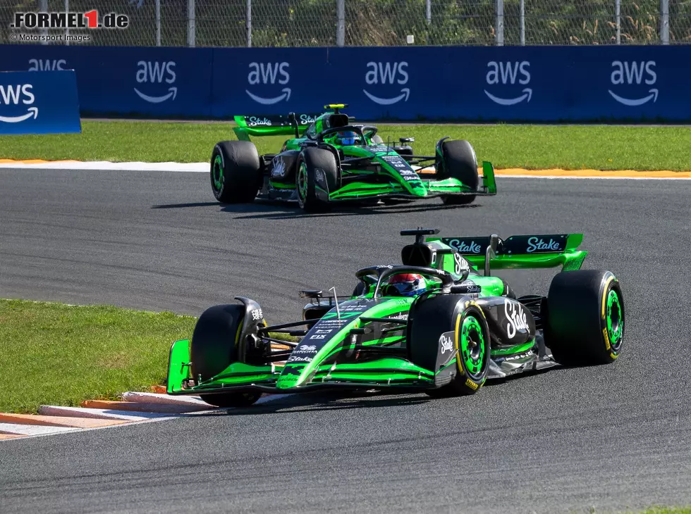 Foto zur News: Guanyu Zhou, Valtteri Bottas