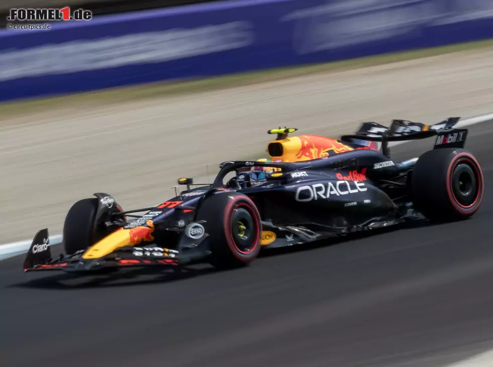 Foto zur News: Sergio Perez im Red Bull RB20 beim Formel-1-Rennen in Monza 2024