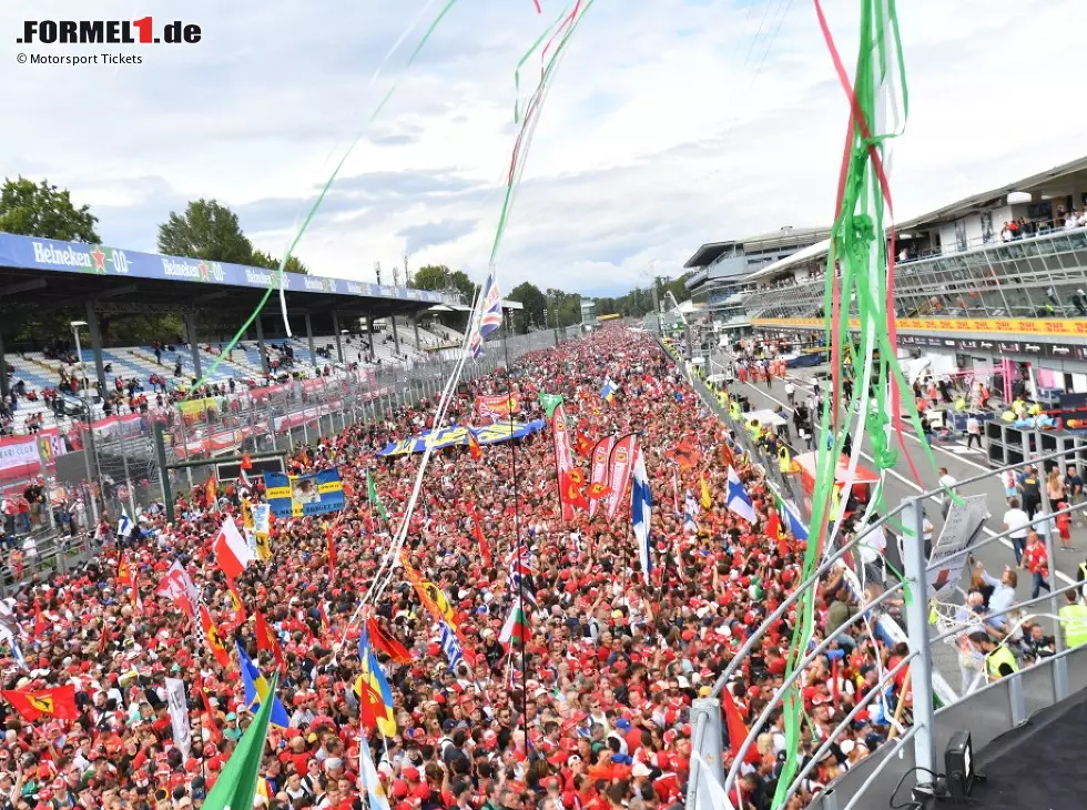 Foto zur News: Monza: Der Blick vom Podium, mit den Tribünen 1, 26a, 26b, 26c, 4 und 5 auf der linken Seite des Bildes