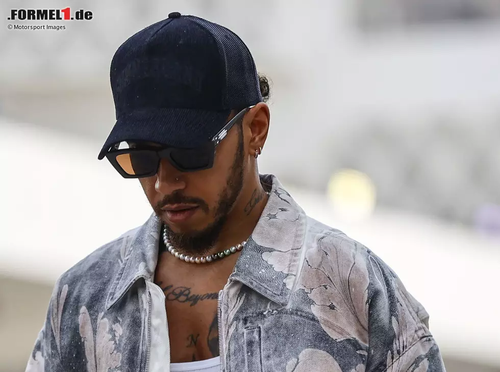 Foto zur News: Lewis Hamilton kommt ins Formel-1-Fahrerlager in Katar 2024