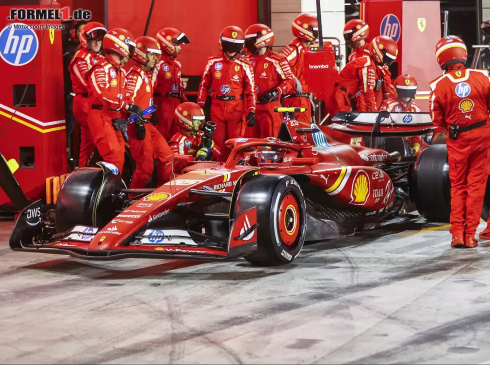 Foto zur News: Carlos Sainz im Ferrari SF-24 beim Boxenstopp in Katar 2024