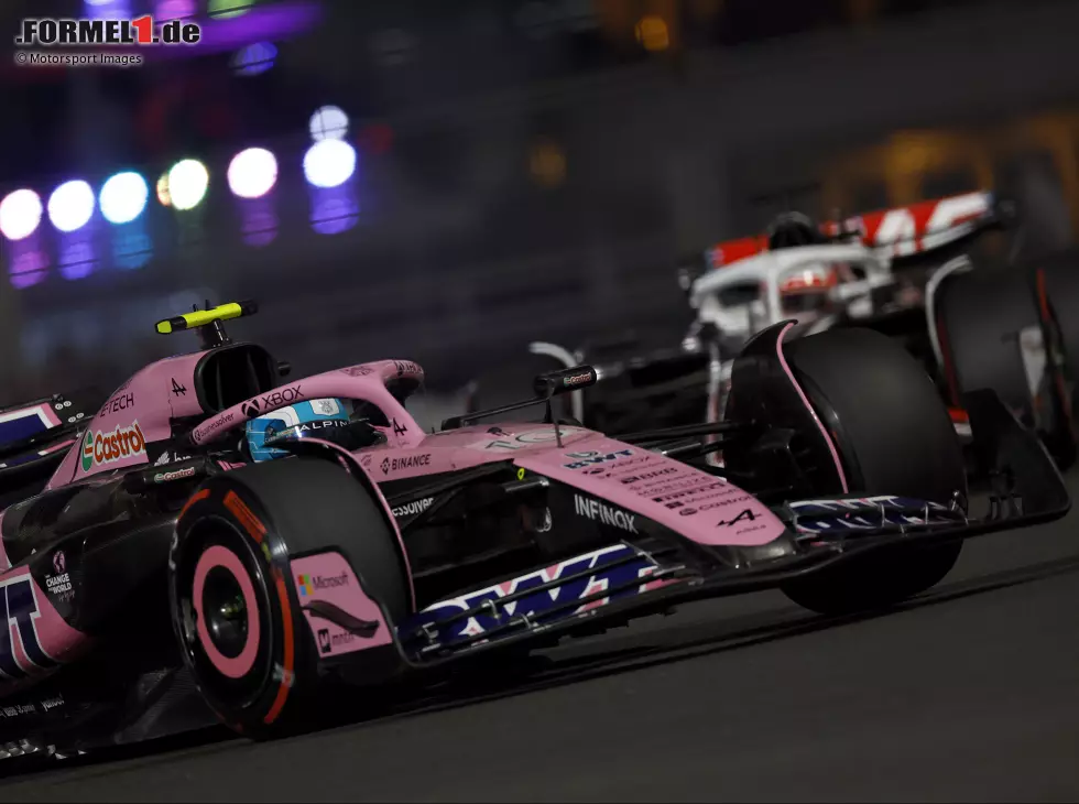 Foto zur News: Pierre Gasly (Alpine A524) und Kevin Magnussen (Haas VF-24) beim Formel-1-Rennen in Abu Dhabi 2024