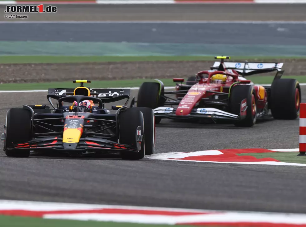 Foto zur News: Liam Lawson (Red Bull RB21) vor Lewis Hamilton (Ferrari SF-25) bei Formel-1-Testfahrten in Bahrain 2025