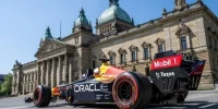 Foto zur Video: Rasante Stadtrundfahrt im Formel-1-Zweisitzer