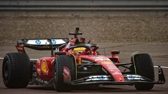 Foto zur Video: Lewis Hamiltons erste Fahrt in einem F1-Ferrari